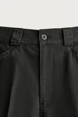 Pantalón cargo de corte relajado confeccionado en algodón con efecto lavado. Presenta bolsillos laterales tipo plastrón en las perneras, bolsillos frontales y bolsillos traseros de vivo. Incluye cierre frontal con cremallera y botón.