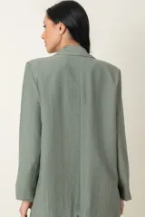 Blazer italiano negro de lino y viscosa, modelo suelto con botón de pasta.