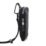 Bandolera mini negra de poliéster con correa regulable, acceso con cierre, un compartimento, un bolsillo interno con cierre y dos bolsillos externos abiertos.