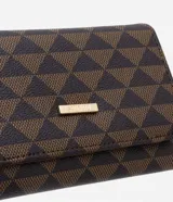 Monedero femenino con estampa de triángulos, marca Satinato, confeccionado en material sintético 100% poliuretano con forro 100% poliéster.