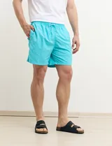 Short de baño verde agua.