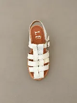 Sandalias de cuero color blanco, estilo romanas con tiras entrelazadas, suela de corcho o madera y tira ajustable con hebilla en el talón.