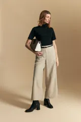 Polera de manga corta color blanco, con cuello alto y calce limpio y minimalista.