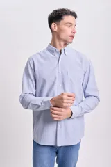 Camisa celeste con rayas verticales blancas, de lino, manga larga y corte clásico.