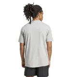 Remera de algodón gris jaspeado con cuello redondo y logo de Adidas bordado en el centro del pecho.