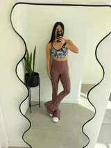 Pantalón de calza acampanado color marrón, de tiro alto y textura acanalada.