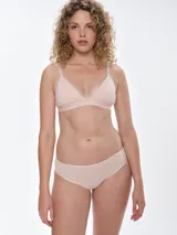Bralette de algodón con escote en V, sin aros, con copas removibles, breteles ajustables y cierre posterior con broche de cuatro posiciones.