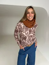 Sweater de lanilla con cashmere, de manga larga y cuello redondo, con estampado paisley en tonos marrones y crudo.
