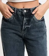 Pantalón de jean corte recto con cintura con trabillas, cierre de botón y cremallera, y bolsillos funcionales en frente y espalda.