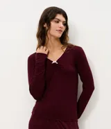 Blusa de pijama de manga larga color bordó, confeccionada en viscolycra. Presenta escote en V con ribete de encaje en tono contraste, frunce frontal y un delicado lazo decorativo.