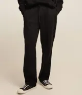 Pantalón de corte recto confeccionado en tejido de algodón y poliéster, con cintura elástica ajustable mediante lazo y bolsillos laterales.