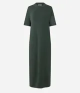 Vestido midi Marfinno de punto color gris oscuro, con cuello alto, mangas cortas amplias y diseño suelto.