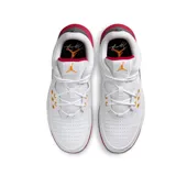 Championes Jordan Max Aura 5 de diseño deportivo, con base blanca, detalles en rojo vibrante y acentos en naranja y gris. Presentan una estructura de cuero y material sintético con perforaciones laterales para ventilación, unidad de aire visible en el talón y logo Jumpman lateral.