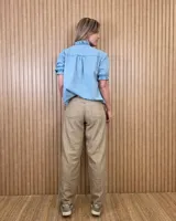 Pantalón de jean estilo barrel fit en color azul claro, con tiro alto, bolsillos delanteros y traseros, y costuras decorativas a la altura de las rodillas con aberturas en el bajo.