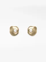 Pendientes metálicos de diseño orgánico e irregular con acabado dorado, que presentan un aplique central de perla en resina blanca y cierre de broche.