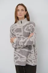 Buzo de tejido de punto con cierre frontal, cuello alto y diseño estampado en tonos beige y marrón.