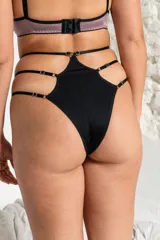 Bombacha de bikini negra con tiras finas y argollas metálicas.