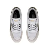 Championes Puma modelo Shuffle Downtown OG, de diseño urbano con base blanca, detalles en negro y suela de goma color caramelo. Presentan refuerzos en gamuza gris en la puntera y el talón, con el logo de la marca en dorado.