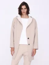 Cárdigan beige con capucha y corte oversize.