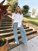 Camisa blanca de algodón, corte clásico italiano, manga corta y bolsillo en el pecho.