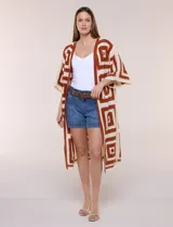 Cardigan largo confeccionado en tejido de punto calado estilo crochet, de color amarillo y blanco, con diseño geométrico de cuadrados, mangas amplias tipo kimono y corte abierto al frente.