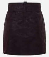 Short pollera de gamuza sintética color marrón, con cintura estructurada, botón forrado y bolsillos delanteros funcionales.