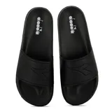 Chanclas Diadora negras con tira ancha y logo de la marca en relieve.