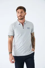 Polo gris con textura diferenciada, fit regular, logo estampado, con cierre y manga corta.