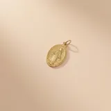 Dije de medalla ovalada con la imagen de la Virgen Milagrosa en relieve, fabricado en oro 18k.