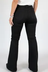 Jean semi oxford negro de tiro alto, con calce ajustado y bolsillos traseros aplicados.