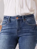 Jean de corte recto y tiro medio, confeccionado en denim azul con efecto lavado. Presenta cierre frontal con botón, pasadores para cinturón y diseño clásico de cinco bolsillos.