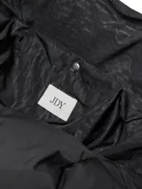 Bolso shopper de la marca JDY color negro, confeccionado en tejido pongee de poliéster. Cuenta con un diseño amplio, ideal para uso diario, y forrería interior con estampado monograma.