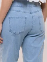 Capri de denim blanco con pretina ancha elastizada, tiro alto, bolsillos simulados al frente y bolsillos funcionales en la parte posterior, con pequeños tajos laterales en el bajo.