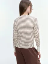 Remera de manga larga con cuello redondo, confeccionada en tejido de algodón con estampado de rayas horizontales finas en tonos gris y azul.