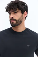 Remera clásica lisa de algodón color azul marino, con escote redondo y logo estampado en relieve en el pecho.