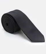 Corbata de hombre modelo slim confeccionada en satén de poliéster, con diseño liso y elegante.