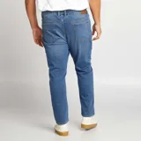 Pantalón jean de corte slim color azul.