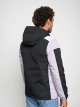 Campera deportiva Umbro con capucha, cierre frontal y bloques de color. El cuerpo principal es azul marino, los hombros son blancos y las mangas tienen paneles laterales en gris claro.