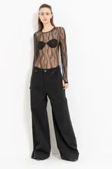 Body de encaje negro con manga larga, cuello redondo y diseño de encaje con patrón ondulado.