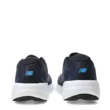 Championes de running New Balance modelo 411, color azul marino con detalles en blanco y logo lateral plateado. Confeccionados en malla transpirable con suela de amortiguación blanca.