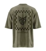 Remera de algodón con efecto acid wash color verde oliva, corte relajado y manga corta. Estampa grande en la espalda con marco de damero y logo 'Dropz' en el centro, junto a un texto motivacional bajo el título 'Panther'.