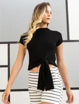 Top tejido negro de la marca Industry, con manga corta estilo japonesa y terminación de ruedo con lazo y nudo.