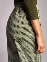 Pantalón de viscosa con estampado geométrico, tiro medio, cintura elástica ajustable con cordones, dos bolsillos delanteros y falsos bolsillos de vivo en la espalda.
