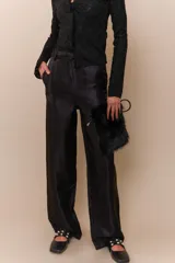 Pantalón sastrero negro de sarga satinada, con cierre, trabilla y botón ocultos. Dos bolsillos laterales y mini bolsillo envivado en espalda.