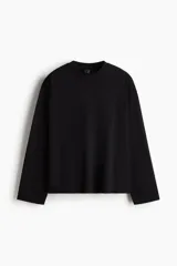 Remera de manga larga en punto pesado, con cuello redondo, hombros caídos y corte oversized.
