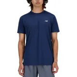Remera deportiva New Balance modelo Sport Essentials, de color azul marino, manga corta y cuello redondo. Cuenta con el logo reflectante de la marca en el pecho.