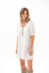 Vestido corto blanco de corte evasé, con escote cuadrado y mangas cortas abullonadas.