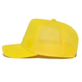 Gorra tipo trucker color bordó con panel frontal estructurado, malla trasera y visera curva con costuras decorativas. Presenta un aplique metálico con logo en el frente.