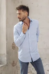 Camisa de corte slim fit en color celeste claro, con cuello clásico y cierre frontal de botones.