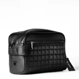 Necessaire Tiffosi de diseño rectangular en color negro, confeccionado en material texturizado con un panel frontal acolchado de patrón cuadriculado. Cuenta con cierre principal, bolsillo frontal con cierre, una banda lateral con el logo de la marca y un aplique metálico frontal.